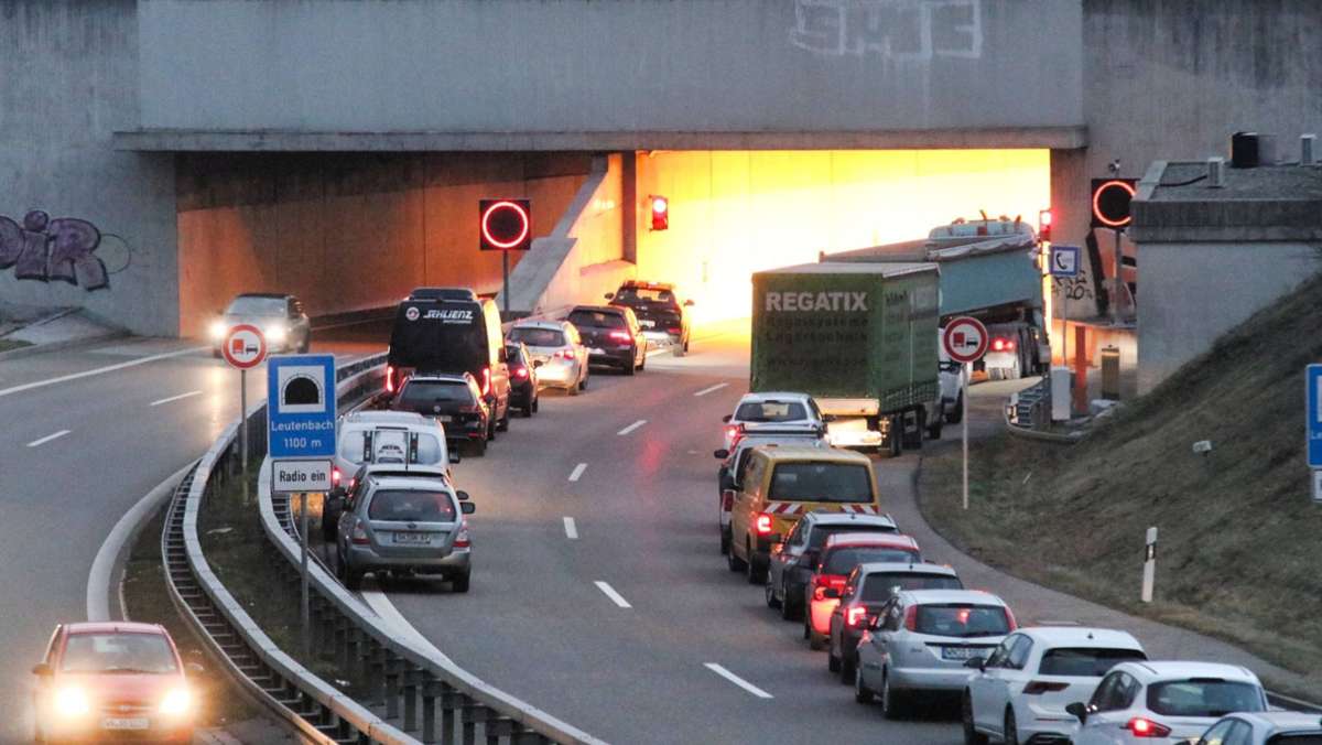 Auf der Bundesstraße 14 am Leutenbacher Tunnel kommt es am Montagabend zu Verkehrsbehinderungen. Eine Honda-Fahrerin hatte die Kontrolle über ihren Wagen verloren. 