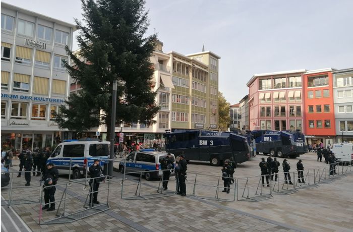 Polizei steht mit  Wasserwerfern auf dem Marktplatz bereit