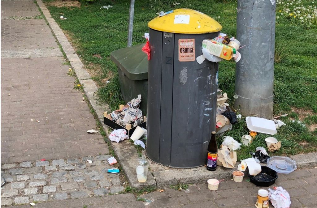 Nicht schön anzusehen: Ein überquellender Mülleimer am Bismarckplatz im WestenFoto: Kathrin Schall Foto:  