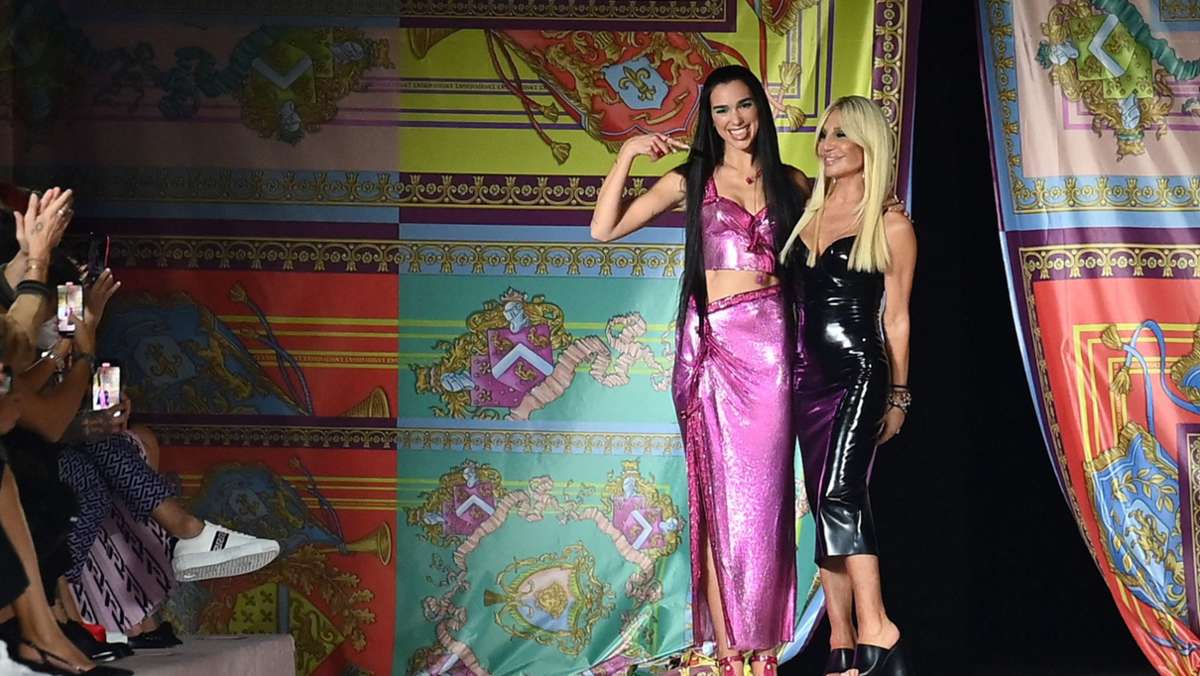 Von Dua Lipa bis Naomi Campbell: Prominente Models bei Versace in Mailand auf dem Laufsteg