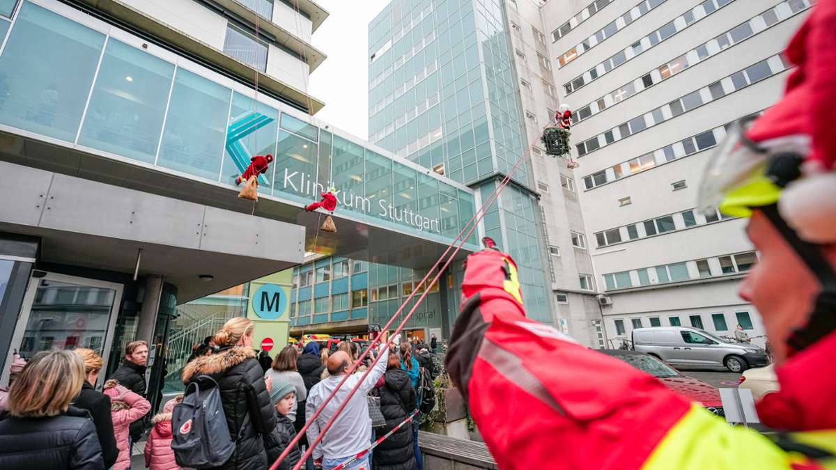 Abseilaktion der Stuttgarter Feuerwehr: Höhenretter bringen kranken Kindern Nikolausgeschenke