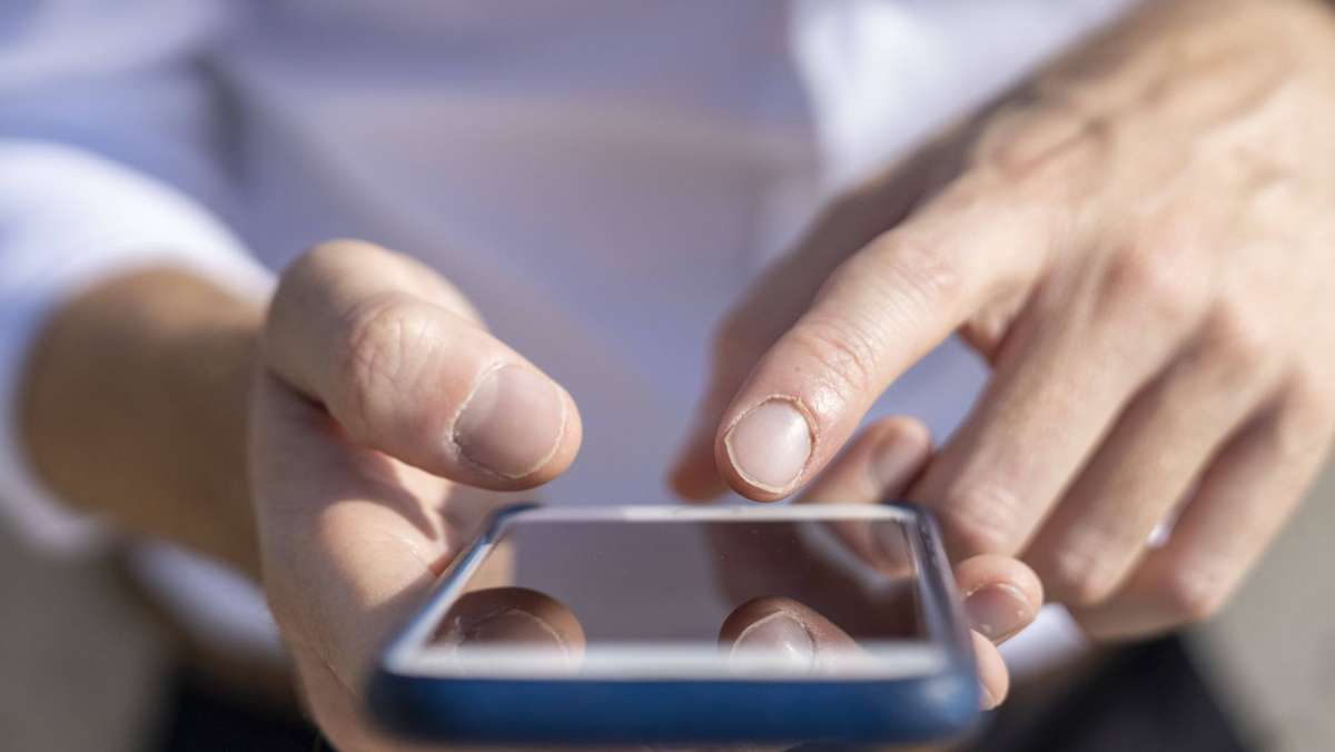  Das Landeskriminalamt Baden-Württemberg warnt vor betrügerischen SMS, die Unbekannte vor allem an Android-Smartphones schicken. Die SMS-Nachricht sei das Einfallstor, um eine Schadsoftware zu verbreiten. 