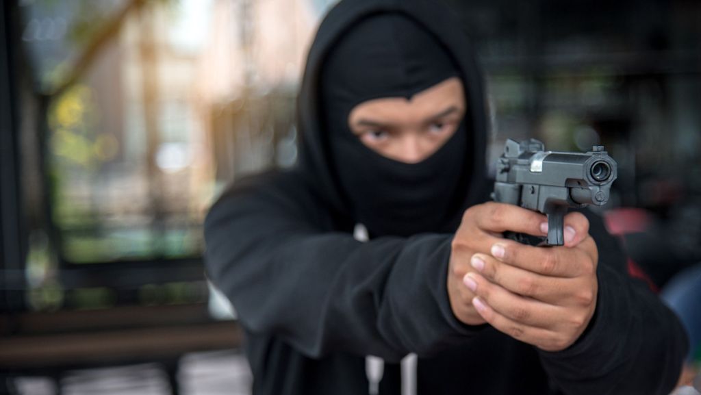 Überfall in Pfullingen: Maskierte Bewaffnete überfallen Supermarkt