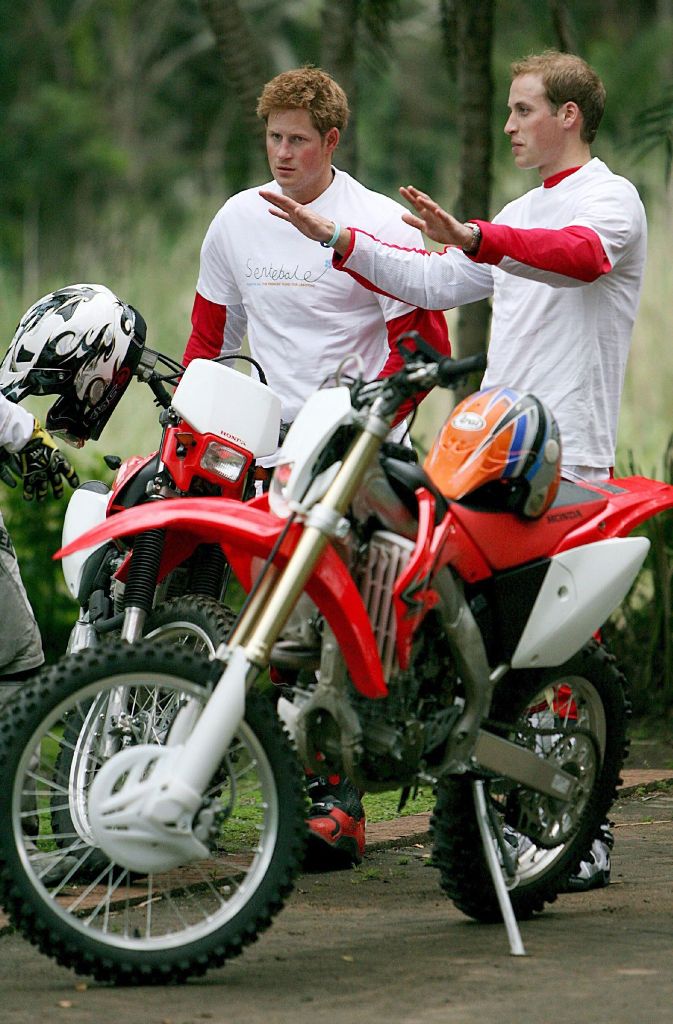Gemeinsames Hobby: Die Brüder beim Motocross im Jahr 2008 in Durban, Südafrika. Dort nahmen die beiden Prinzen an dem karitativen Motorrad-Rennen „Enduro Africa“ teil.