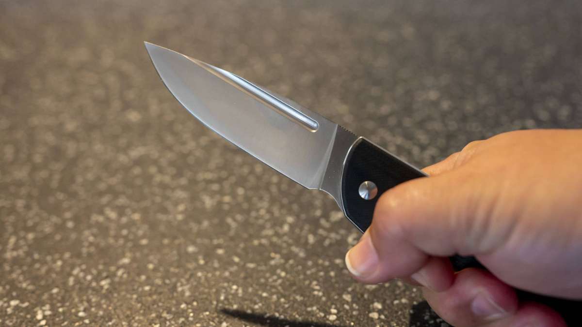 Raub in Rutesheim: 16-Jähriger mit Messer bedroht, geschlagen und beraubt