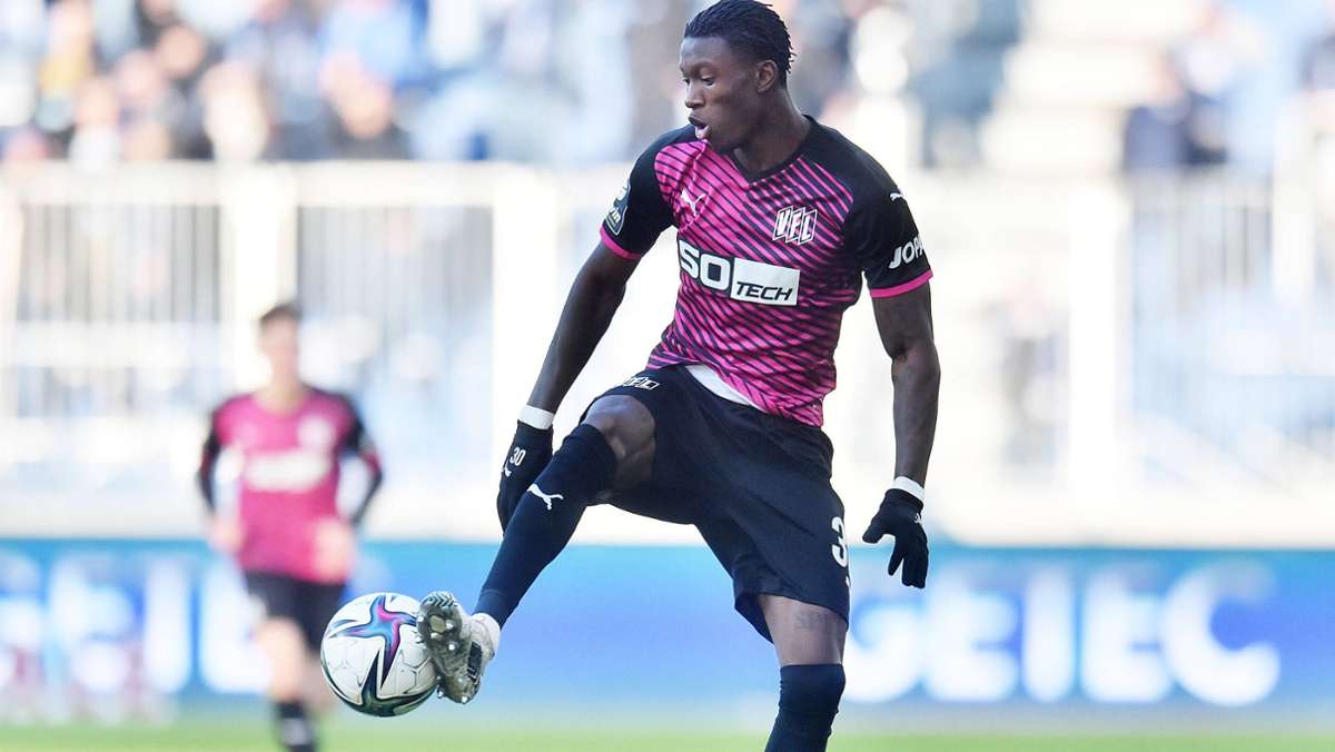  Wegen eines rassistischen Vorfalls wird am Sonntagnachmittag die Partie der 3. Fußball-Bundesliga zwischen dem MSV Duisburg und dem VfL Osnabrück abgebrochen. Es geht um VfL-Profi Aaron Opoku. 
