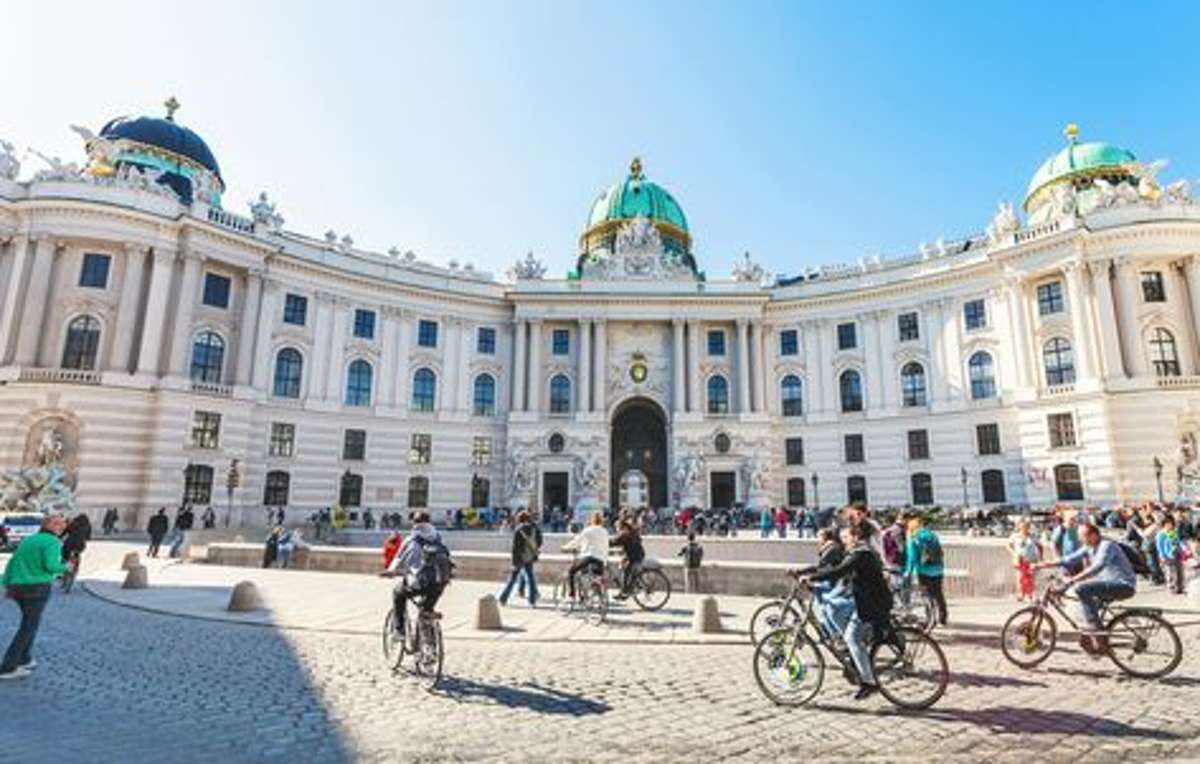Per Fahrrad zur Wiener Hofburg, einem der größten Palastkomplexe der Welt. Die ältesten Teile stammen aus dem 13. Jahrhundert, gebaut wurde an ihr bis ins 20. Jahrhundert. Foto: Shutterstock/vvoe