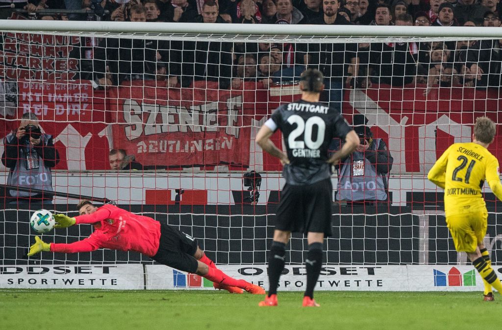 Stuttgarts Torhüter Torwart Ron-Robert Zieler springt nach einem Ball, den Dortmunds André Schürrle geschossen hat.