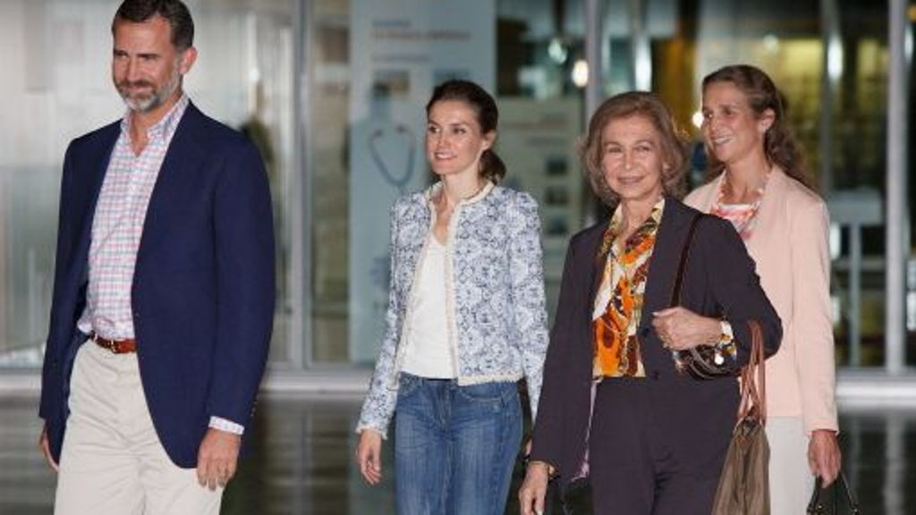  Spaniens König Juan Carlos hat sich einer neuen Operation unterzogen. Königin Sofia, Kronprinz Felipe und seine Frau Letizia zeigten sich erleichtet darüber, dass der Eingriff erfolgreich war. 