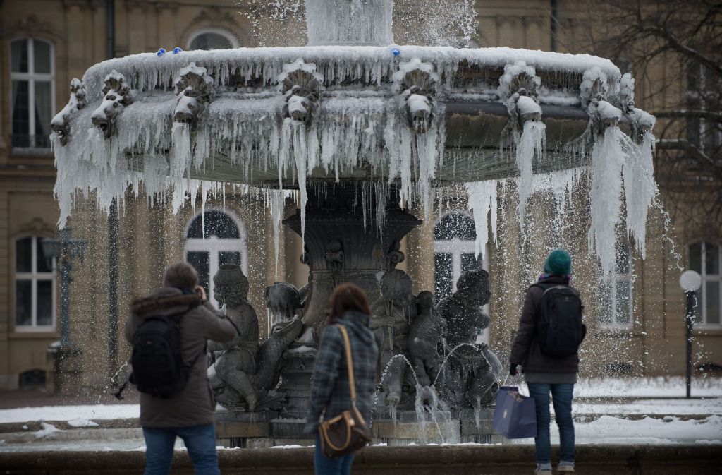Weil die Brunnen am Schlossplatz besonders eindrucksvoll zufrieren und dabei wunderschöne Eiszapfenformationen bilden.