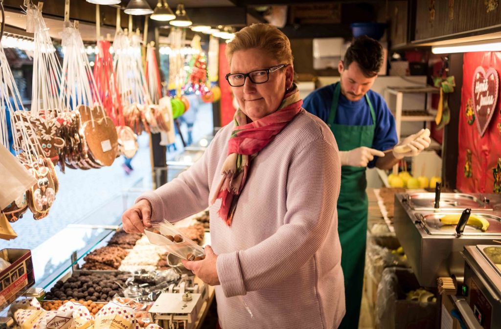 Angela Roloff verkauft seit 20 Jahren Süßwaren auf dem Weihnachtsmarkt in Stuttgart. Foto: Lichtgut/Max Kovalenko