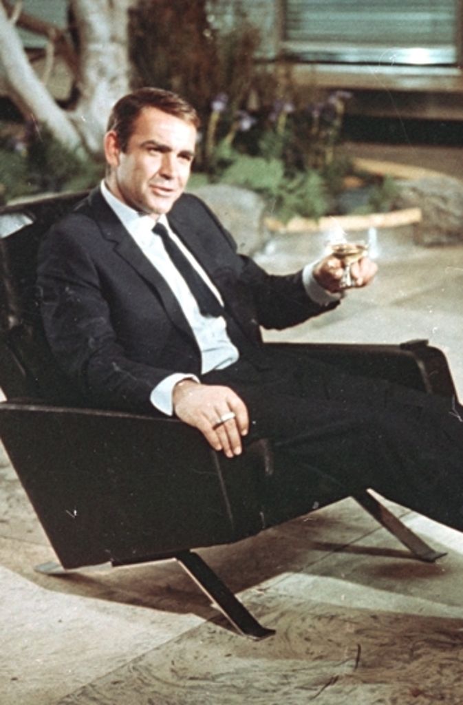 Sechs Mal steht Sean Connery als Agent 007 vor der Kamera. Nach „Man lebt nur zweimal“ gibt er den Staffelstab an George Lazenby weiter. Doch der australische Bond floppt und für „Diamantenfieber“ kehrt Connery noch einmal ans Set zurück.