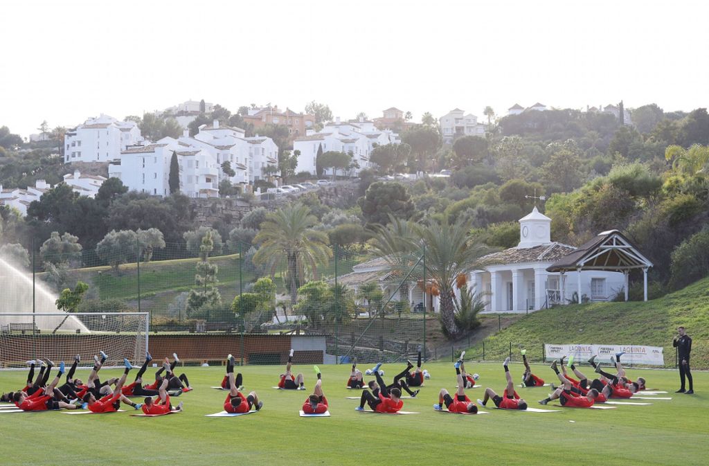 Die Kulisse rund um den Trainingsplatz in Marbella könnte kaum schöner sein.