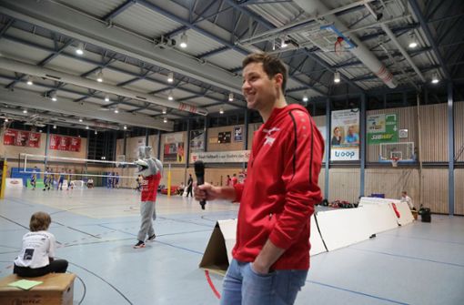 Jonas Hanenberg sagt künftig  als  neuer Trainer der Fellbacher Drittliga-Volleyballer  an, was auf dem Spielfeld zu tun ist Foto: Archiv Patricia Sigerist