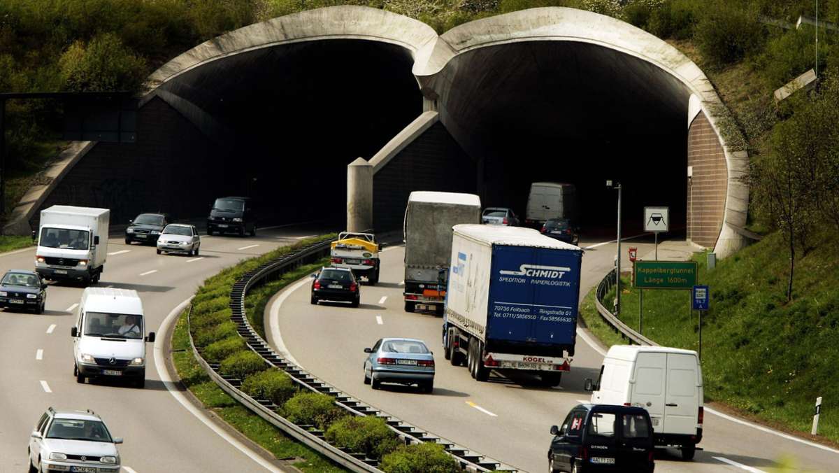  Die Höchstgeschwindigkeit im viel befahrenen Kappelbergtunnel (Rems-Murr-Kreis) ist derzeit auf 60 Stundenkilometer reduziert. Der Grund ist ein technischer Defekt – womöglich gilt ab Donnerstag wieder Tempo 100. 