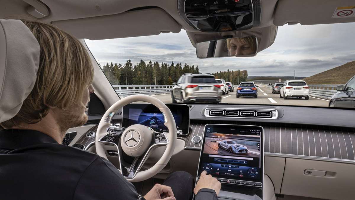  Als erster Hersteller weltweit bekommt Daimler die Zulassung für hochautomatisiertes Fahren. Auf der Autobahn bis Tempo 60 kann der Fahrer die Hände vom Steuer nehmen. 