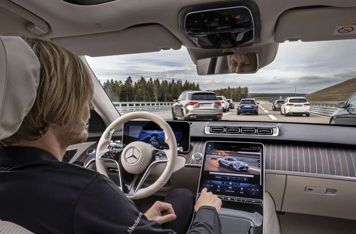 Bis Tempo 60 auf der Autobahn kann künftig das System Daimlers Flaggschiff fahren. Foto: Daimler/Mercedes-Benz AG