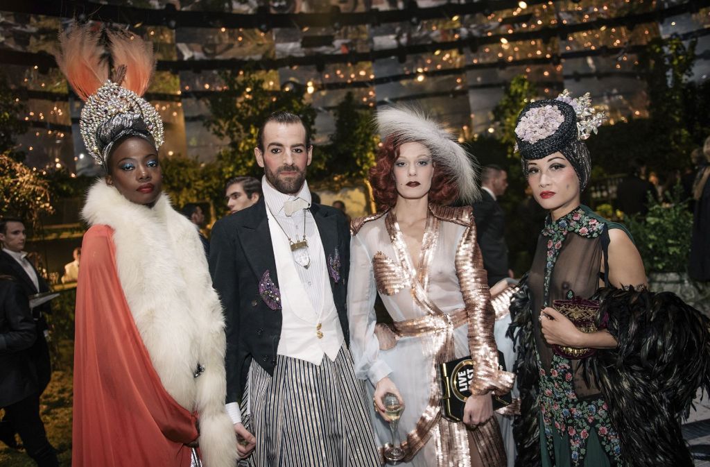Beim anschließenden „Grand Bal Christian Dior“ zeigen sich die Gäste in fantasievollen Kostümen.