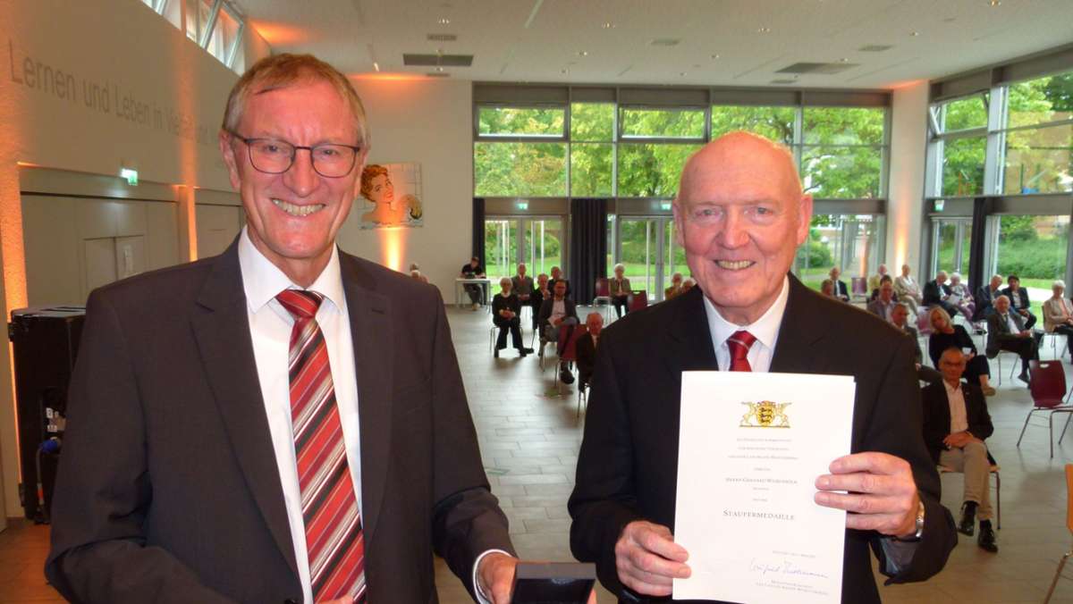  Gerhard Weißenböck, der Vorsitzende des Blasmusik-Kreisverbands, wird mit der Staufermedaille des Landes Baden-Württemberg ausgezeichnet 