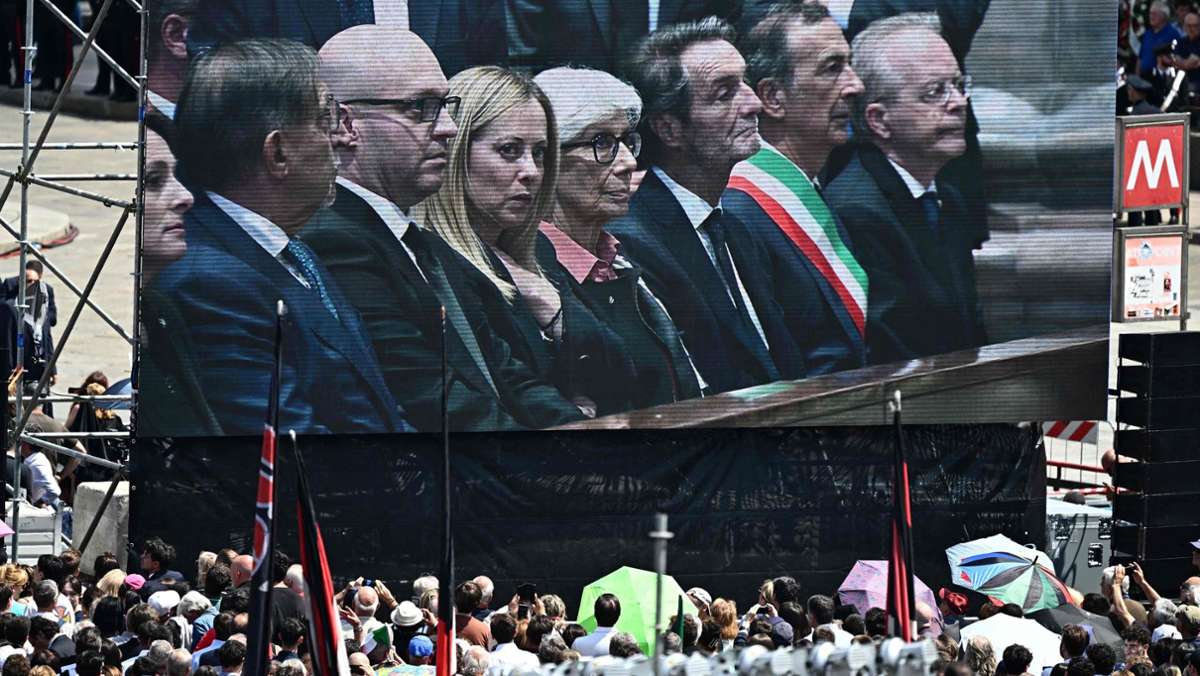 Mailand: Tausende Menschen versammeln sich zu Staatsbegräbnis von Berlusconi