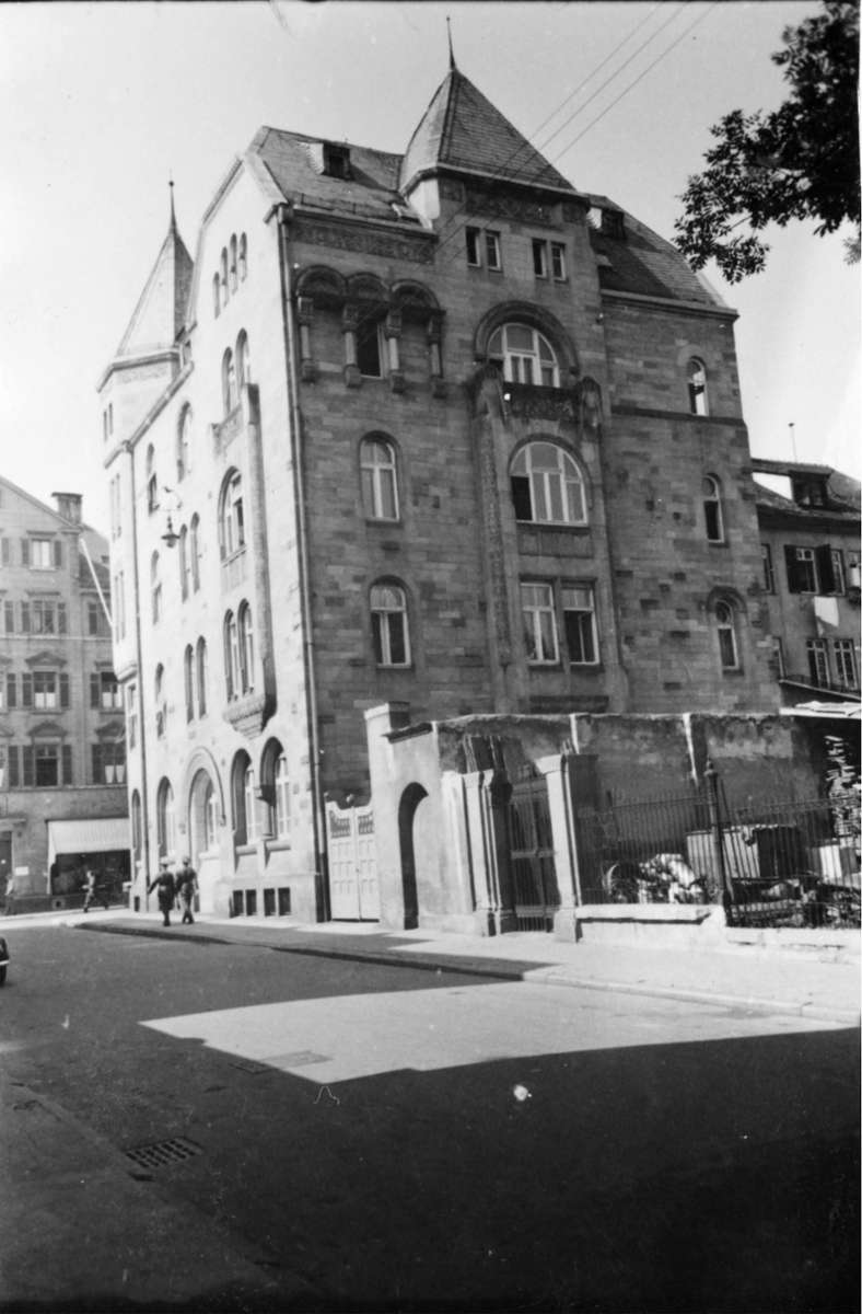 Im rechten Teil des Bilds standen bis Ende der 1930er Jahre die Stuttgarter Synagoge sowie die jüdische Schule. Die Schule wird Mitte Juli 1942 geschlossen.