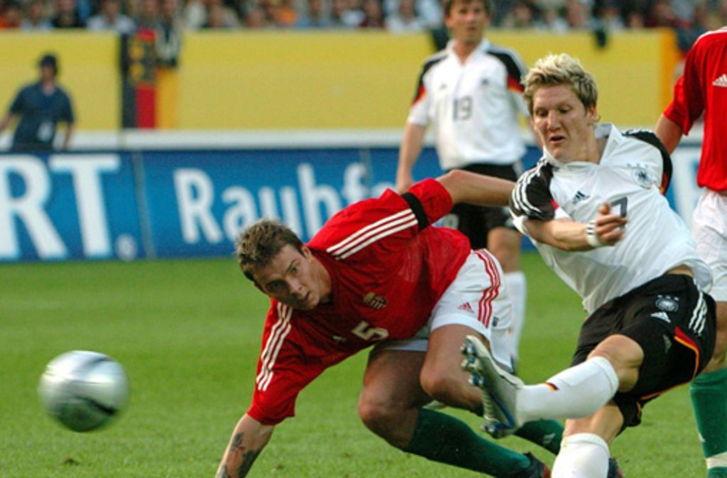 Sein Länderspiel-Debüt gibt "Schweini" 2004 bei der 0:2-Niederlage gegen Ungarn in Kaiserslautern.