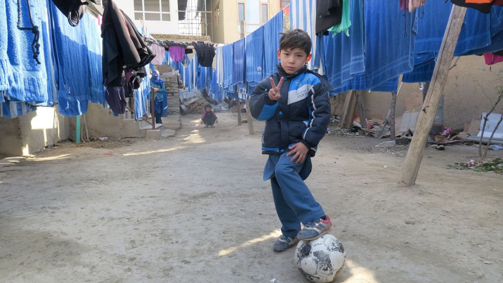  Der kleine Fußballfan Murtasa aus Afghanistan wurde durch sein Trikot aus Plastiktüten vor zwei Jahren weltweit bekannt. Sein Idol Lionel Messi schenkte ihm darauf einen signierten Ball. Das kostbare Stück musste der Siebenjährige auf der Flucht vor den Taliban zurücklassen. 