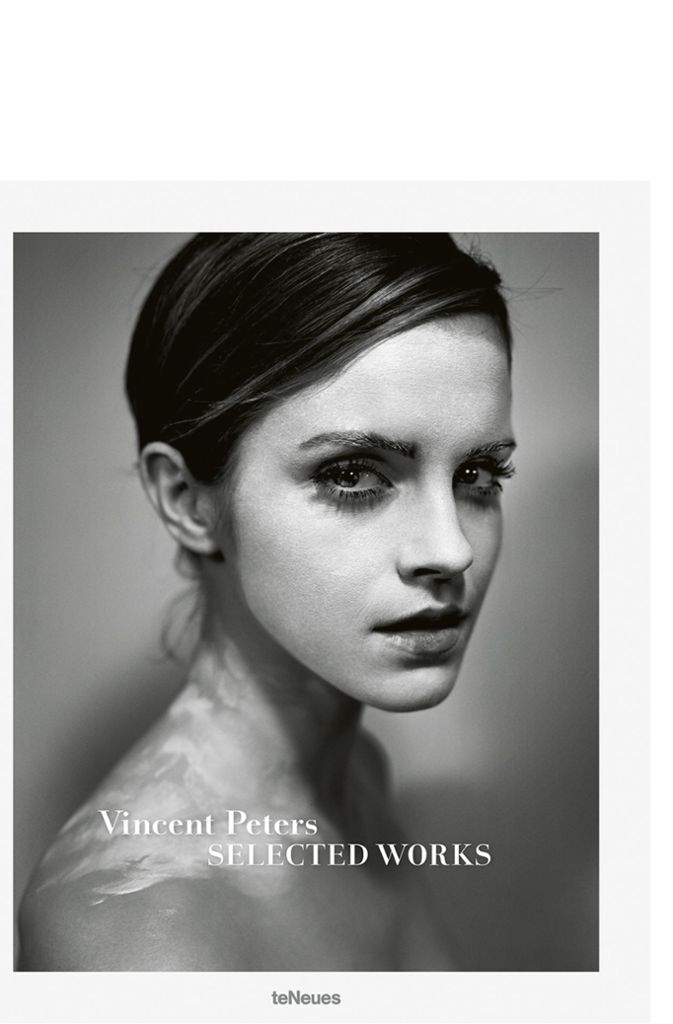 Die Schauspielerin Emma Watson ziert das Cover des Fotobuches „Selected Works“ von Vincent Peters, dem all die hier gezeigten Fotos entnommen sind.