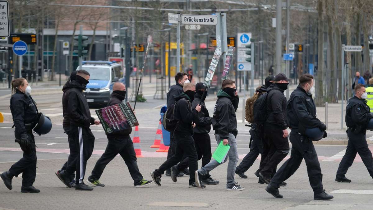 Rechtsextremer Aufmarsch in Zwickau: Gegendemonstranten bei Anreise angegriffen – Steinwürfe