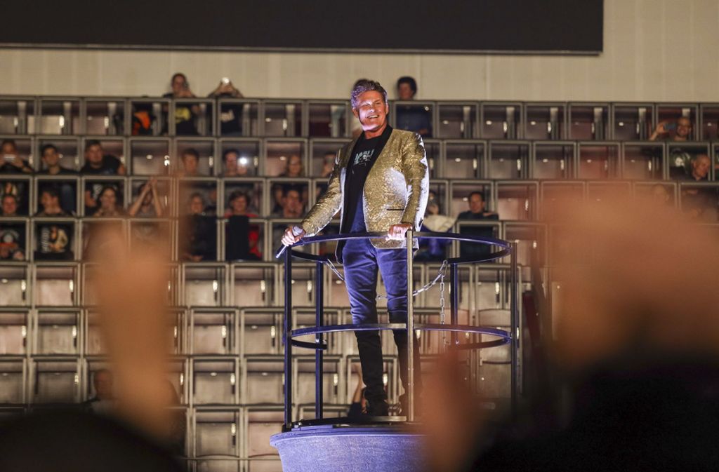Und plötzlich ist er da: David Hasselhoff beginnt sein Konzert in der MHP-Arena nicht auf der Bühne, sondern auf einem Turm inmitten seiner Fans.