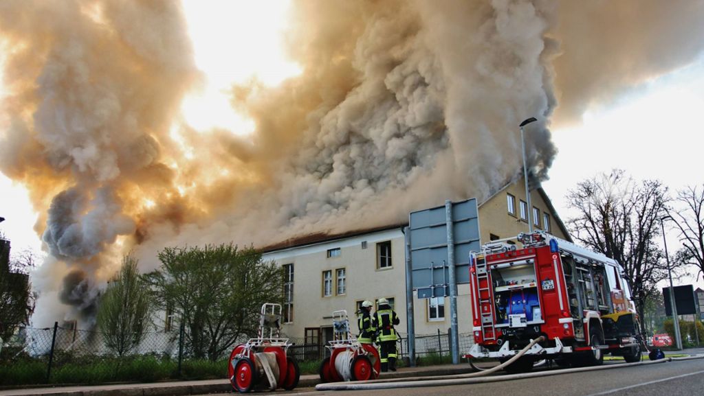 Dicke Rauchwolken über Schorndorf: Feuer bricht in Gebäude aus – Fünf Menschen verletzt