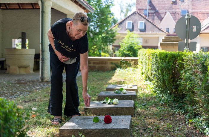 92 Jahre nach Absturz: Enkelin besucht Grab in Böblingen