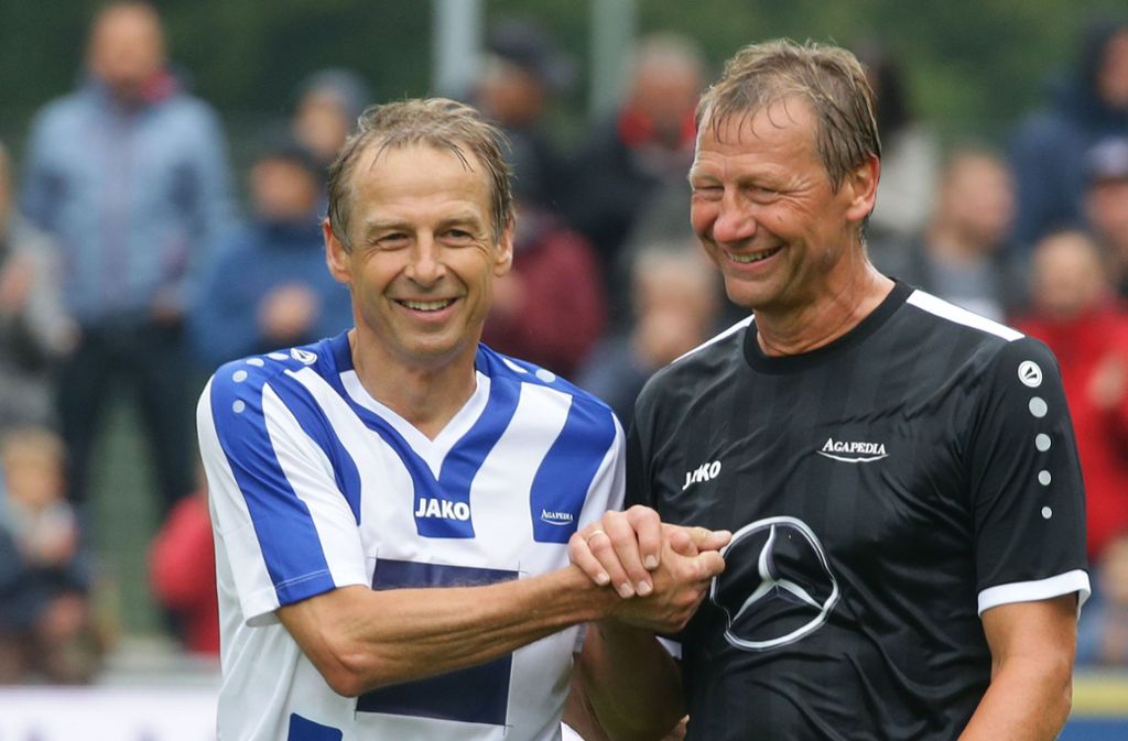 Jürgen Klinsmann mit Guido Buchwald beim Benefizspiel im Eybacher Tal in Geislingen am 8. September 2019.