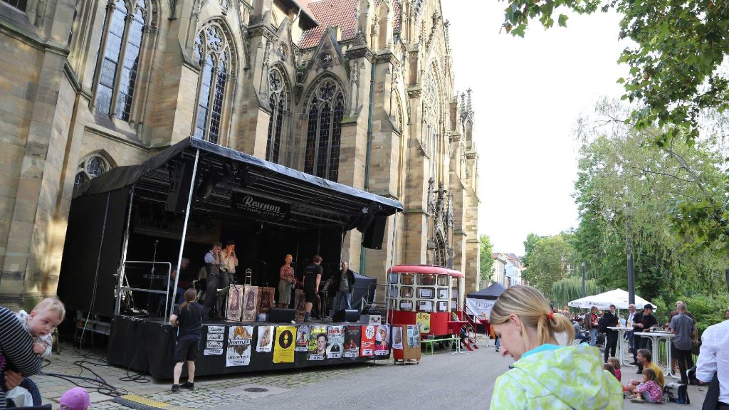  In Stuttgart-West findet dieser Tage wieder das Feuerseefest statt. Rund um die Johanneskirche genießt man dabei kulinarische Schmankerl und diverse Bands. Wir haben die Bilder. 