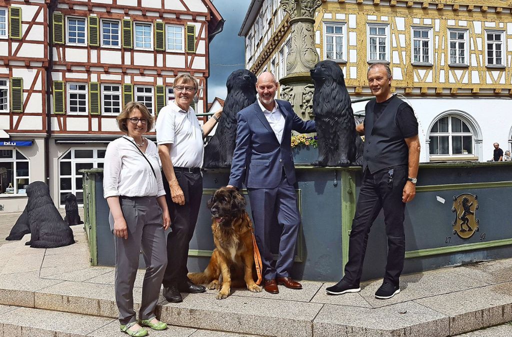 Auf den Hund gekommen: Alexa Heyder, Wieland Storek, Martin Georg Cohn und Ottmar Hörl (von links). Die lebendige Hundedame in der Mitte heißt Stella.