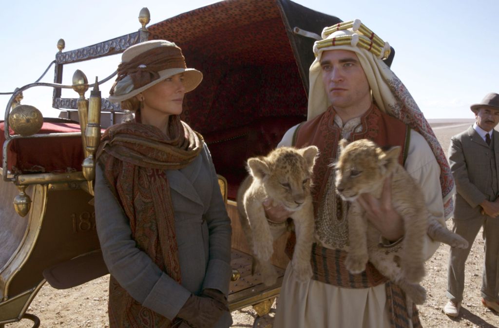 Mit Robert Pattinson in Werner Herzogs „Königin der Wüste“ (2015)