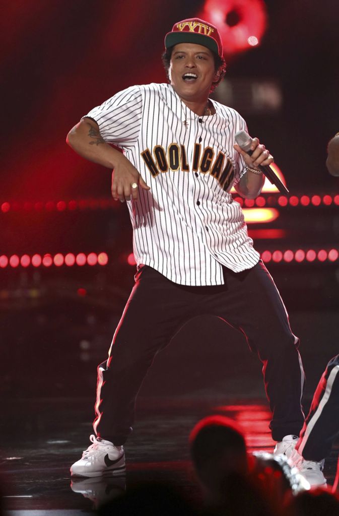 Bruno Mars tanzt ausgelassen bei der Performance seines Hits „Perm“ auf der Bühne bei den BET Awards.