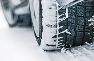 Auto rutscht wegen Schnee weg und stößt mit  SUV zusammen