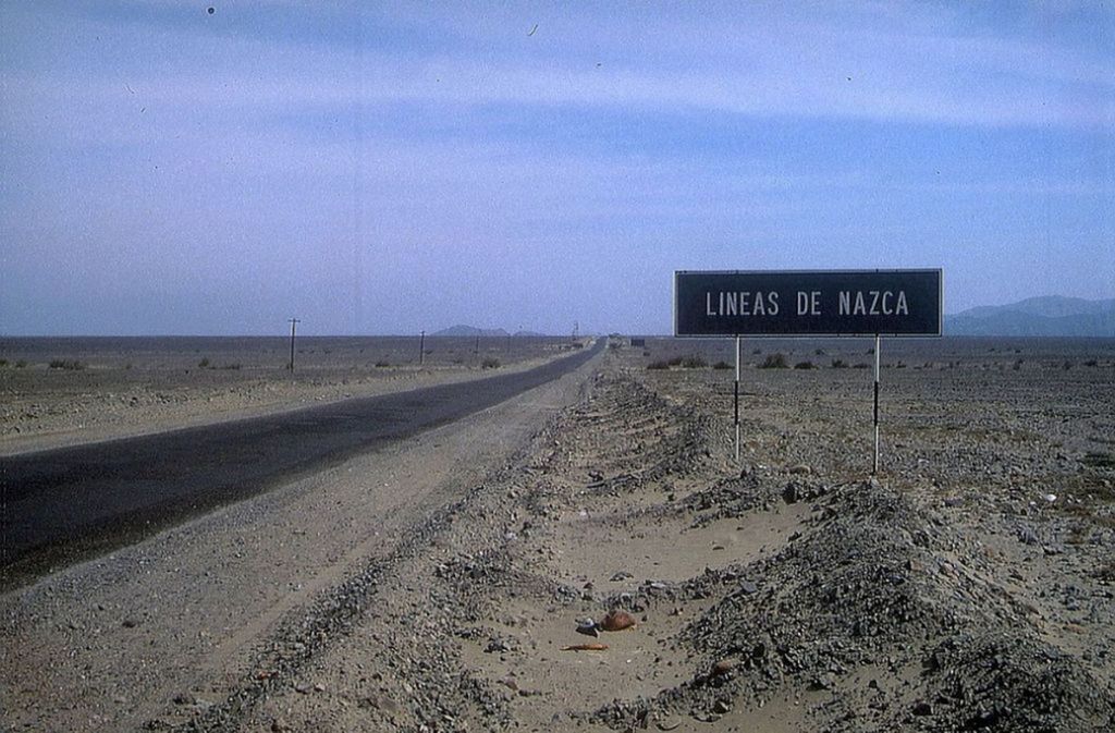 Panamericana (Nord- und Südamerika): Die Panamericana ist ein System von Schnellstraßen, das Alaska im Norden mit Feuerland im Süden verbindet (Foto: Panamericana bei den berühmten Scharrbildern von Nazca in Peru).