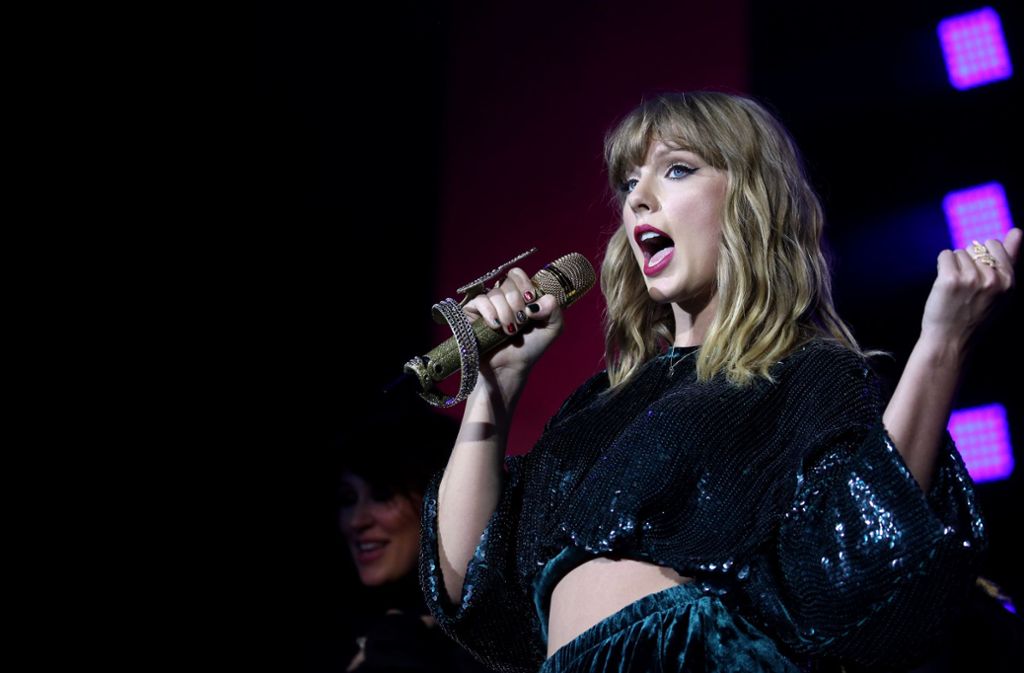 Auf Platz zwei: Taylor Swift. Die 30-jährige Musikerin ist in den 2010er Jahren mit einem Verdienst von 825 Millionen US-Dollar die bestbezahlteste Frau in der Musikbranche.
