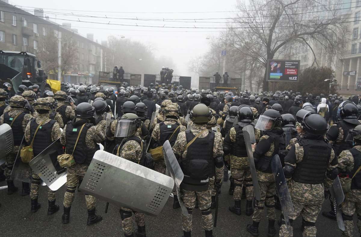 Polizisten blockieren eine Straße in Almaty. Foto: dpa/Vladimir Tretyakov