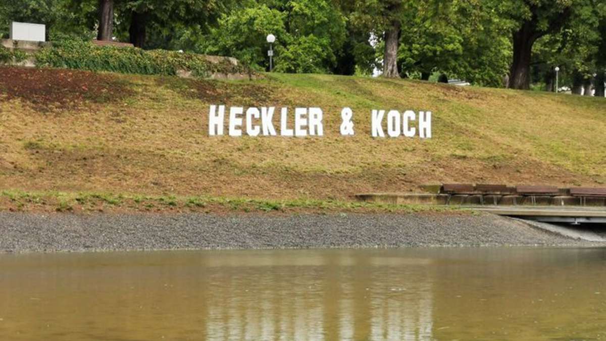 Stuttgarter Schlossgarten: Aktivisten installieren Heckler-&-Koch-Schriftzug