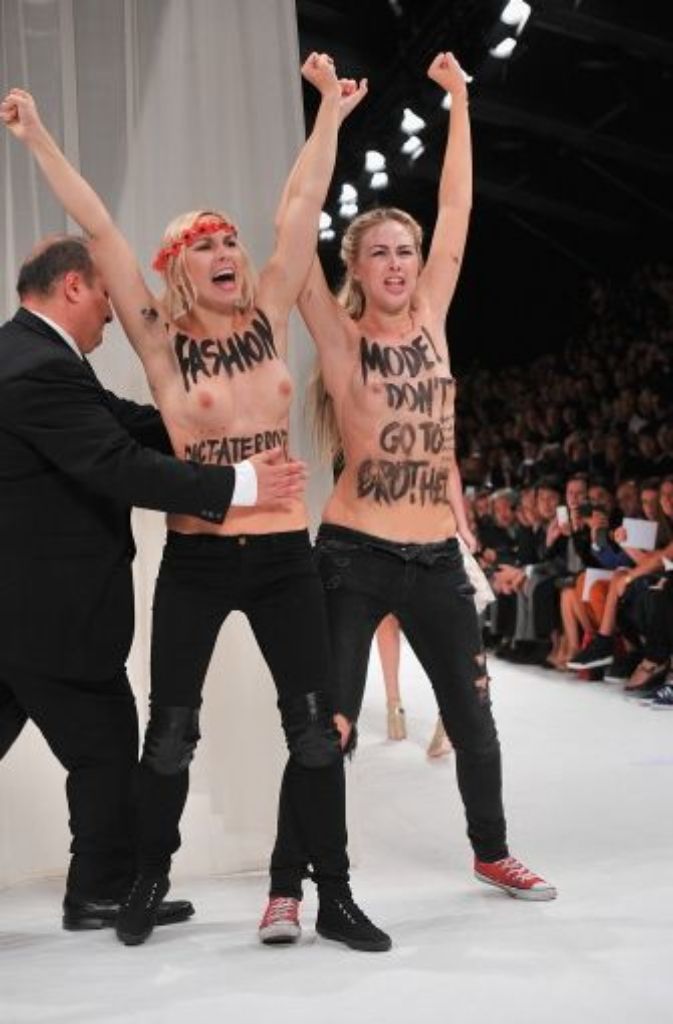 Femen-Frauen auf dem Fashion-Week-Laufsteg.