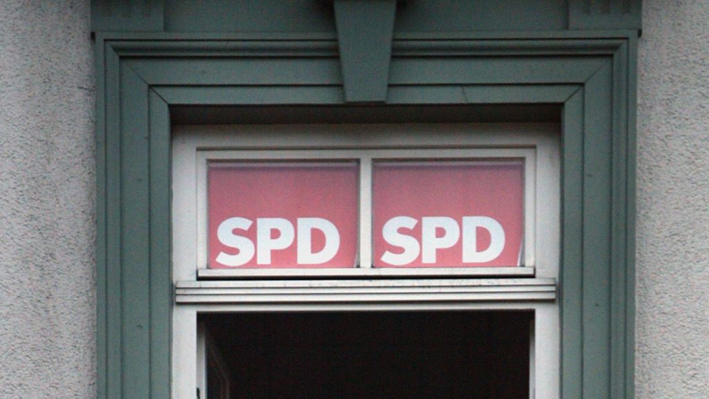  Kurdische Aktivisten verschaffen sich Zugang zur SPD-Landesgeschäftsstelle in Stuttgart, bringen Aufkleber an und hissen Flaggen aus dem Fenster. Offenbar haben sie angegeben, an Infos über die Sozialdemokraten interessiert zu sein und stürmten dann die Büroräume. 