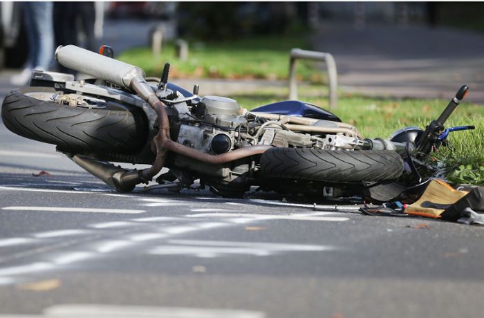 Motorradfahrer stirbt auf Landstraße