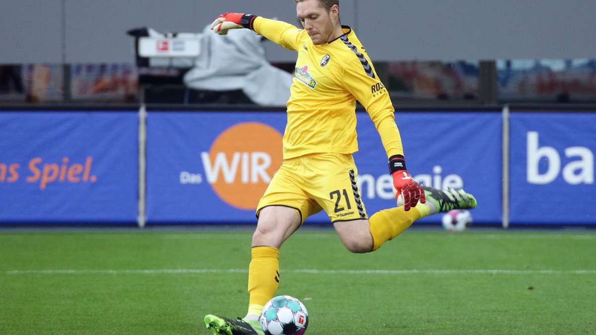  Der 23-Jährige Florian Müller ist beim VfB Stuttgart der Wunschkandidat für die Nachfolge von Gregor Kobel. Wer ist der Mann, der in der neuen Saison zwischen den Pfosten stehen soll? 