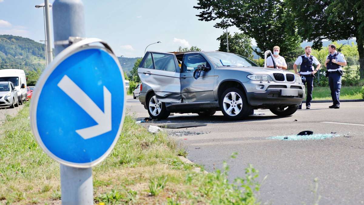 Drei Verletzte bei Unfall in Winnenden: Renault-Fahrer missachtet rote Ampel und rammt BMW
