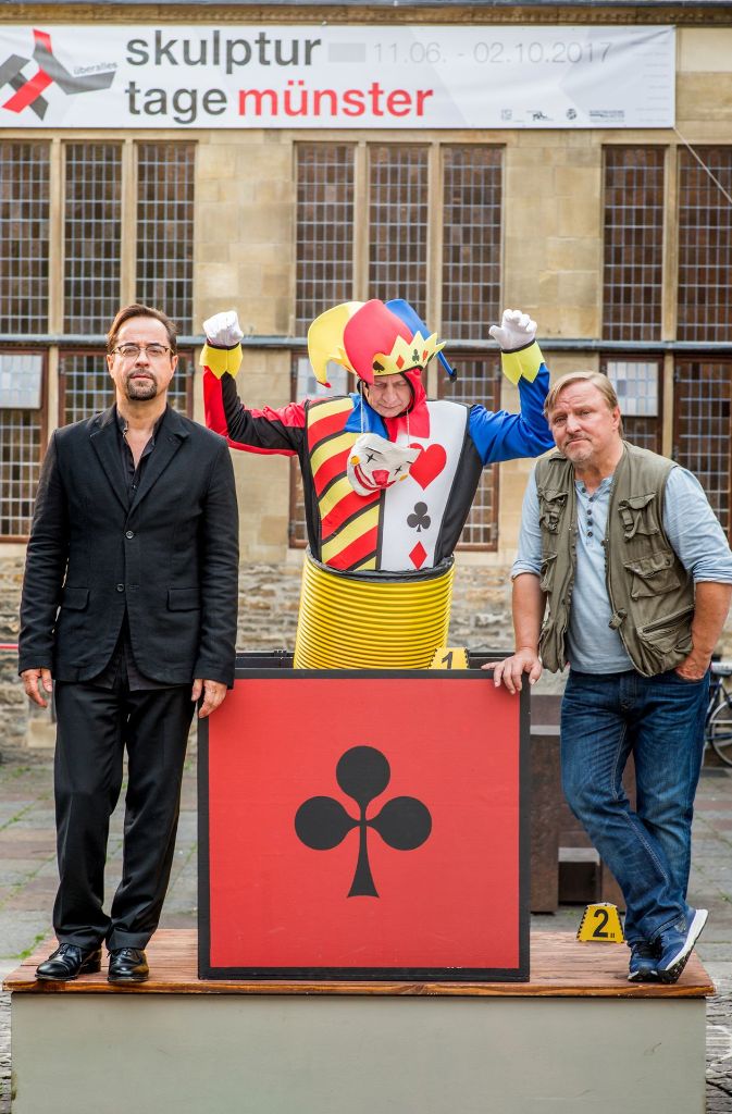 Kurz vor der Eröffnung der Internationalen Skulptur-Tage sorgt eine „Skulptur“ vor dem Rathaus Münster für Aufsehen: In ihr ist ein Toter versteckt. Ein Fall für Kommissar Frank Thiel (Axel Prahl, rechts) und Prof. Karl-Friedrich Boerne (Jan Josef Liefers, links).
