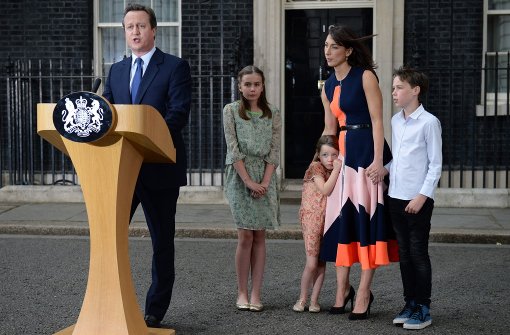 David Cameron nimmt mit seiner Familie Abschied von Downing Street 10 Foto: AFP