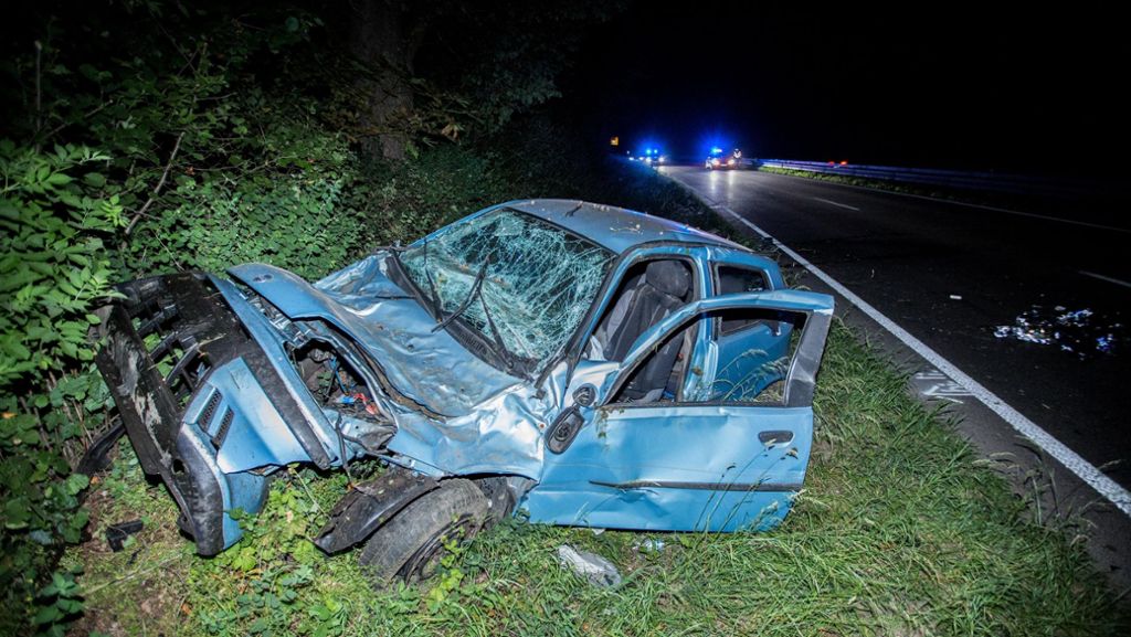 B27 bei Tamm: Fiat nach Unfall fast völlig zerstört
